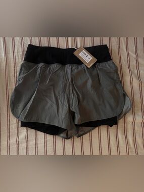On Performance Volt Shorts Gray Black Women’s Medium NWT 2-in-1 Running Shorts